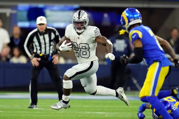 Raiders RB Jacobs (finger) plans to play vs. Pats