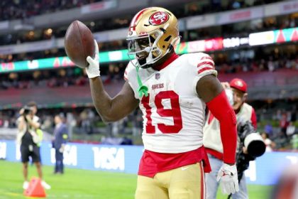 49ers, eyeing top seed, get Deebo, Mitchell back