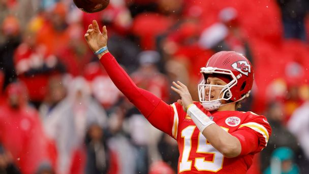 Chiefs strike first with Patrick Mahomes touchdown pass to Travis Kelce