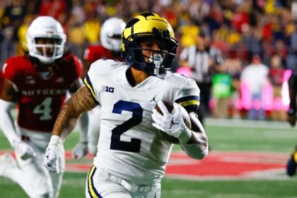 Michigan star RB Corum returning for senior year