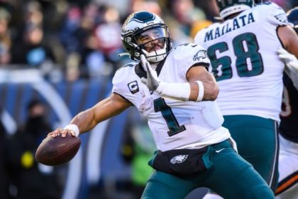 QB Hurts 'trending' to play as Eagles chase No. 1