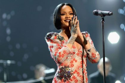 Fans unite to sing 'Stay' ahead of Rihanna's Super Bowl halftime show