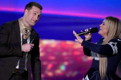 Kirk Cousins duets with Kelly Clarkson at NFL Honors to honor Tom Brady