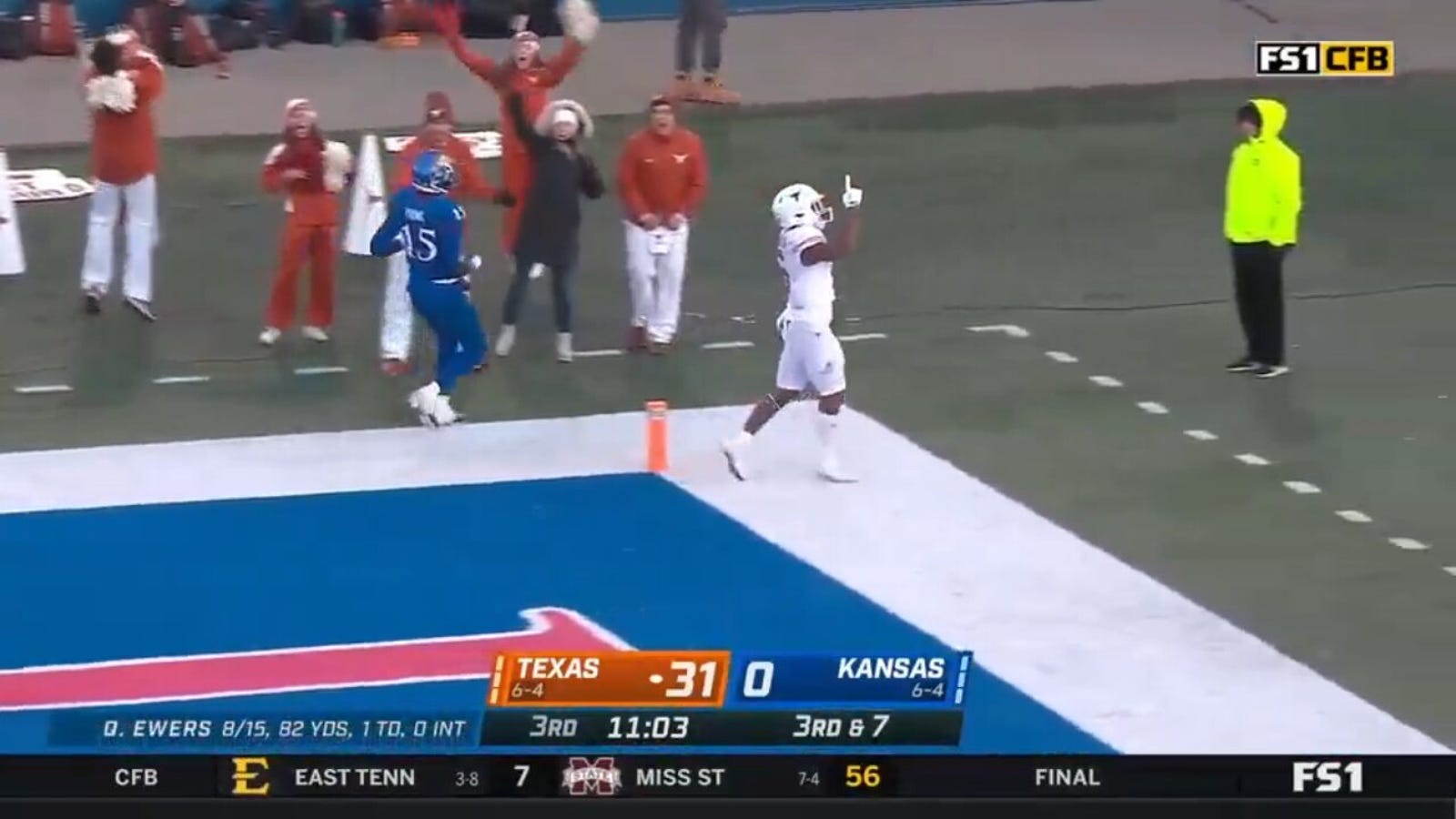 Texas RB Bijan Robinson breaks free for a 32-yard touchdown run, his fourth TD of the game