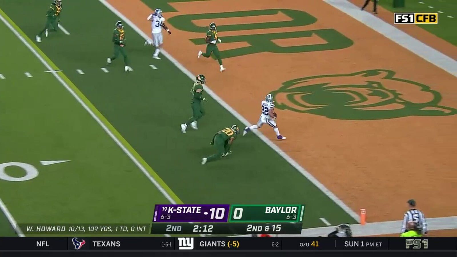 Kansas State's Will Howard hits Deuce Vaughn for a 20-yard touchdown pass