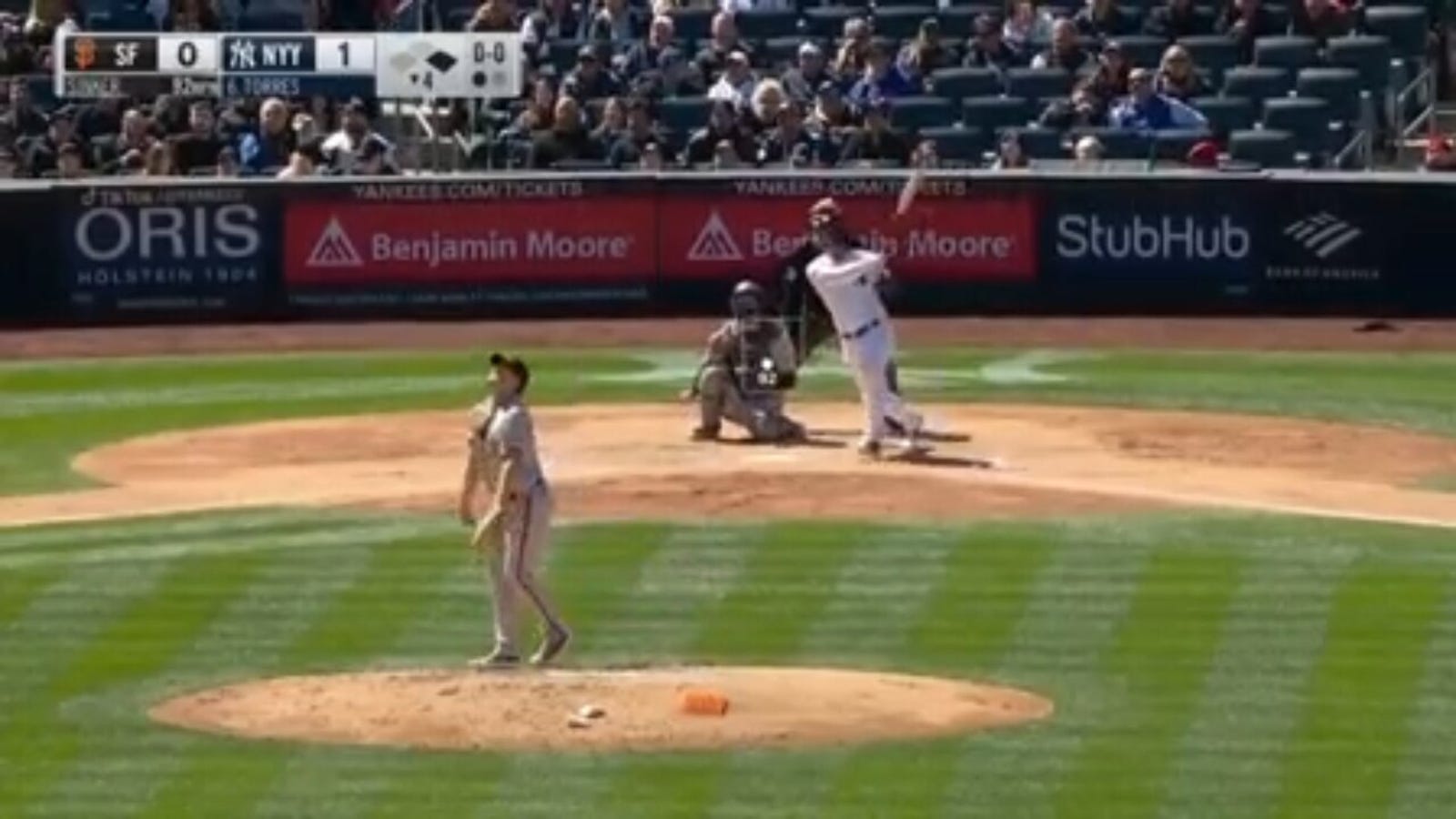 Gleyber Torres crushes a two-run home run to give the Yankees a 3-0 lead over the GIants