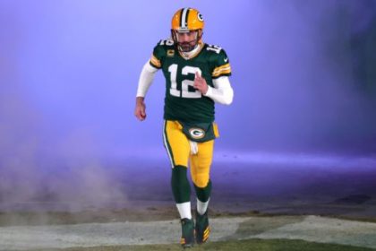 Aaron Rodgers, Brett Favre carved different paths as Packers legends but will leave the same way