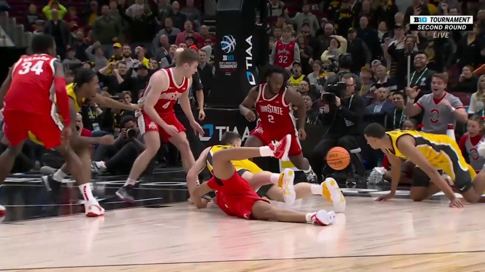 Ohio State, Iowa featured in WILD full-court SCRAMBLE