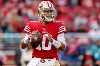 Raiders fill QB need with Garoppolo, sources say