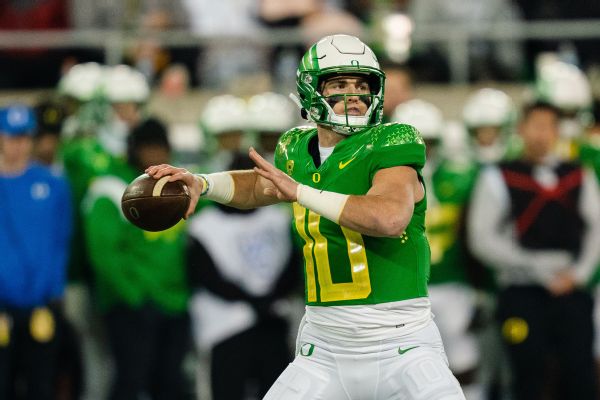 In 5th season, Oregon QB Nix still having 'fun'