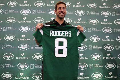Rodgers makes self at home on 1st day with Jets