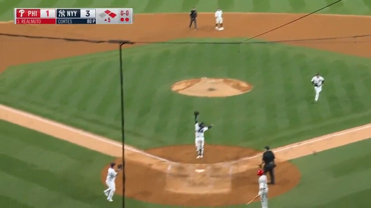 Yankees pitcher Nestor Cortés makes INCREDIBLE heads-up play to get the out at third