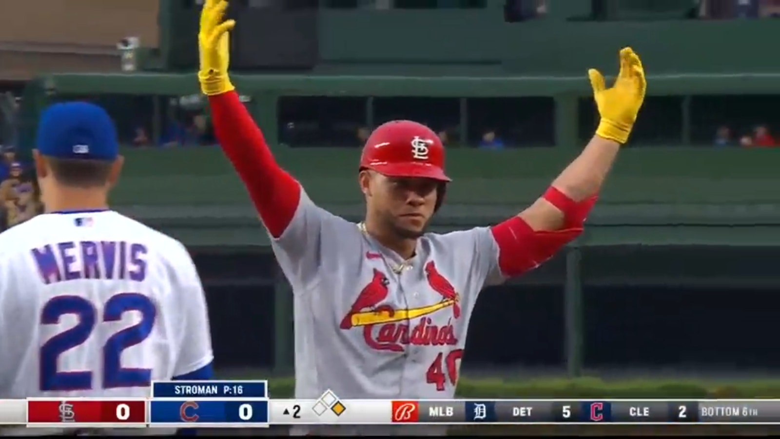 Willson Contreras doubles in first Wrigley AB as a Cardinal and taunts crowd