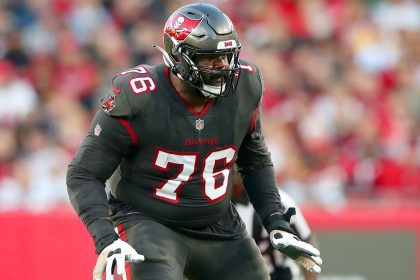 Chiefs reach deal with ex-Buccaneers OT Smith