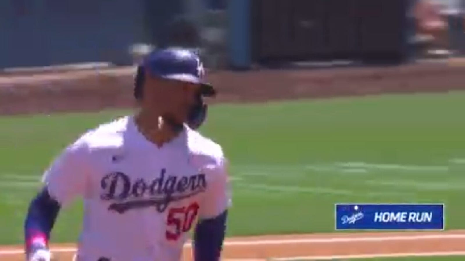 Mookie Betts mashes a two-run HR to give the Dodgers the lead vs. Padres