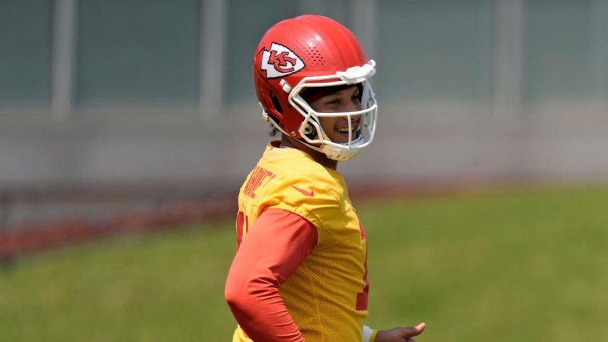 Mahomes amid QB deals: 'I worry about legacy'