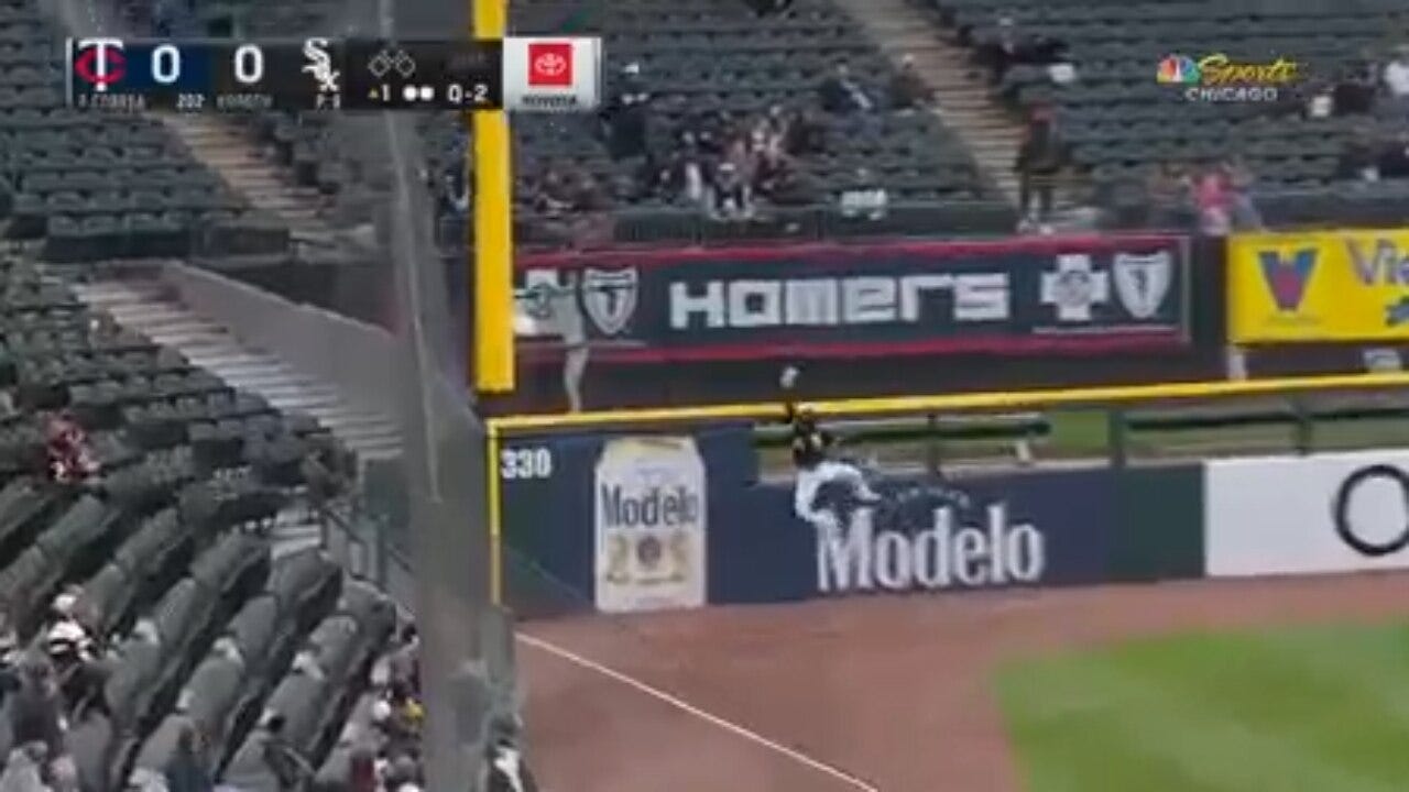 White Sox's Andrew Benintendi makes an INCREDIBLE catch to rob Carlos Correa of a home run