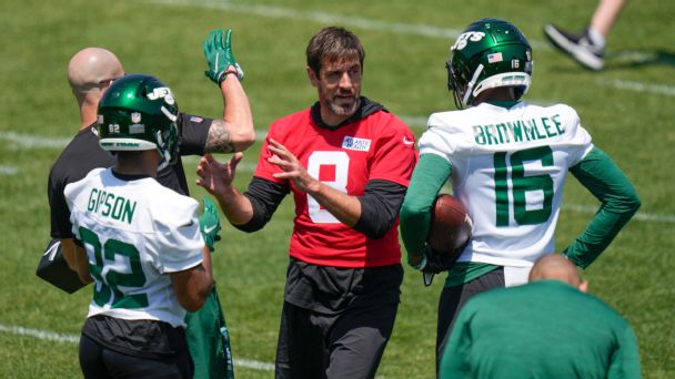 Aaron Rodgers takes control of Jets' offense, which means pop quizzes