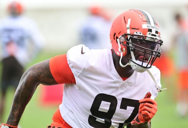 Assault case against Browns DT Winfrey dropped