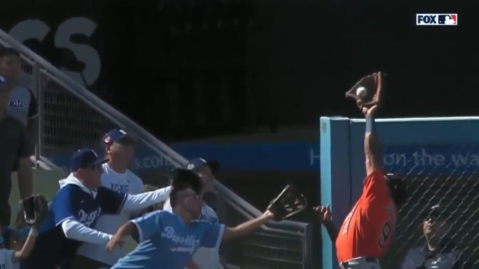 Astros' Corey Julks robs Mookie Betts of leadoff homer with a PHENOMENAL catch at the fence