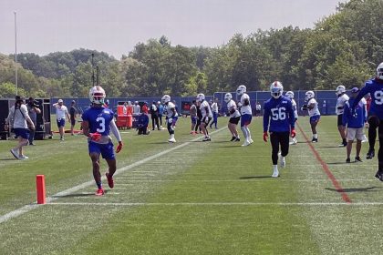 Hamlin dons helmet, practices in Bills' team drills