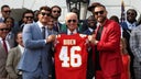 Mahomes pulls Kelce away from presidential podium during White House visit