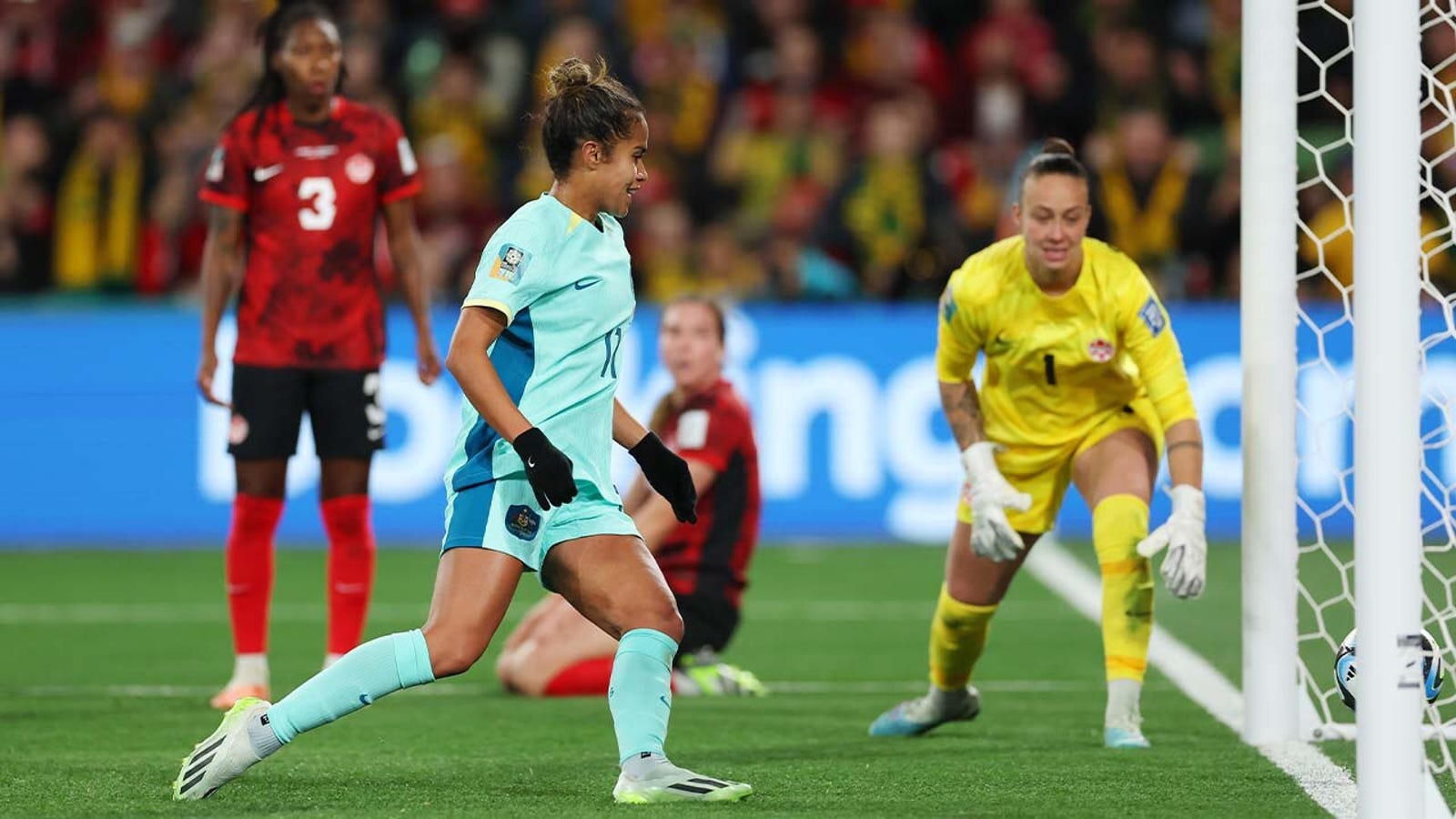 Australia's Mary Fowler scores goal vs. Canada in 58'