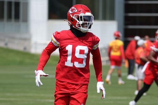 Chiefs WR Toney leaves practice with knee injury