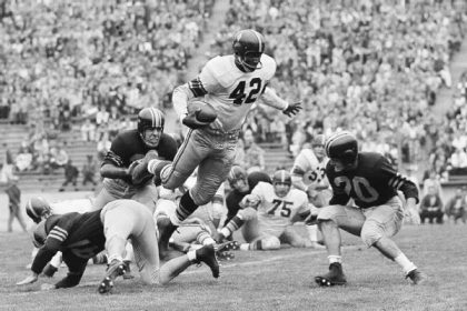 Legendary USC fullback Roberts dies at age 87