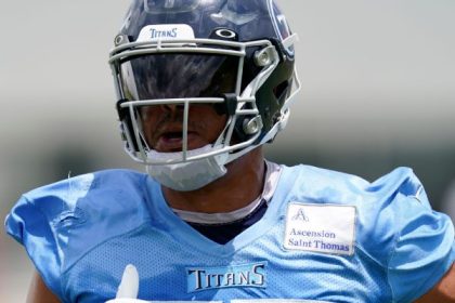 Report: Assault charge dropped for Titans' Weaver