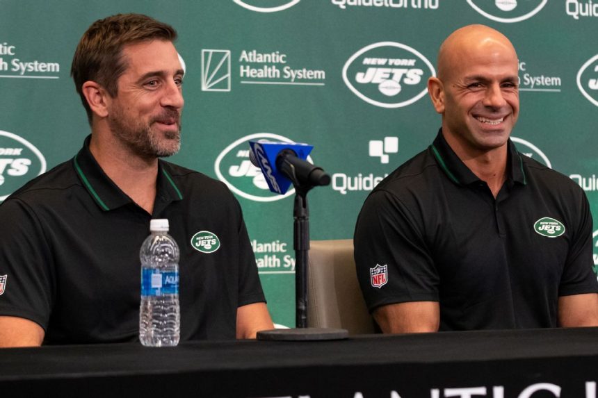 Rodgers: One year would be 'disservice' to Jets