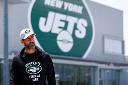 Source: Rodgers takes $35M pay cut in Jets deal