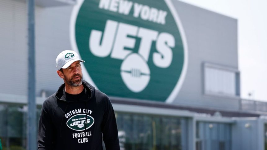 Source: Rodgers takes $35M pay cut in Jets deal