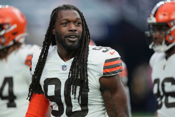 Free agent Clowney signs contract with Ravens