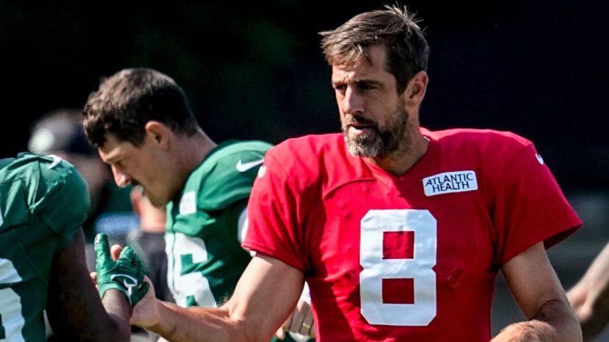 Jets sense Rodgers' frustration after spotty drill