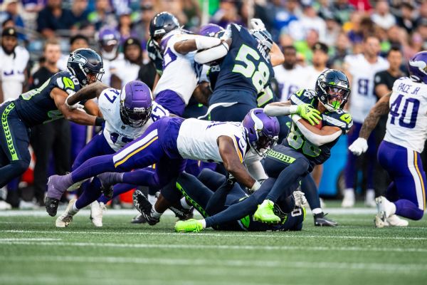 Seattle WR Johnson exits game with concussion