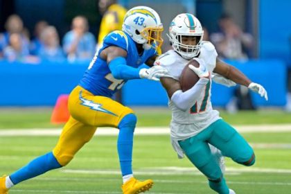 Jaylen Waddle plays key role for Dolphins even as Tyreek Hill soars