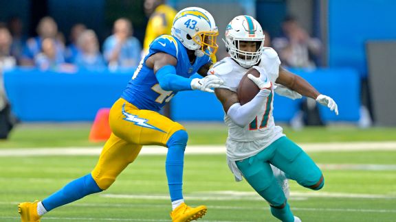 Jaylen Waddle plays key role for Dolphins even as Tyreek Hill soars
