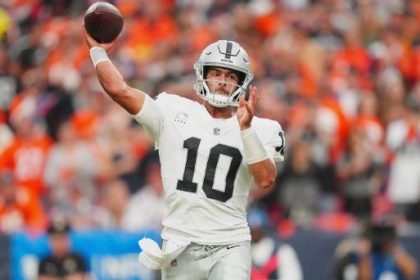 Jimmy Garoppolo wins over new Raiders teammates with late-game grit