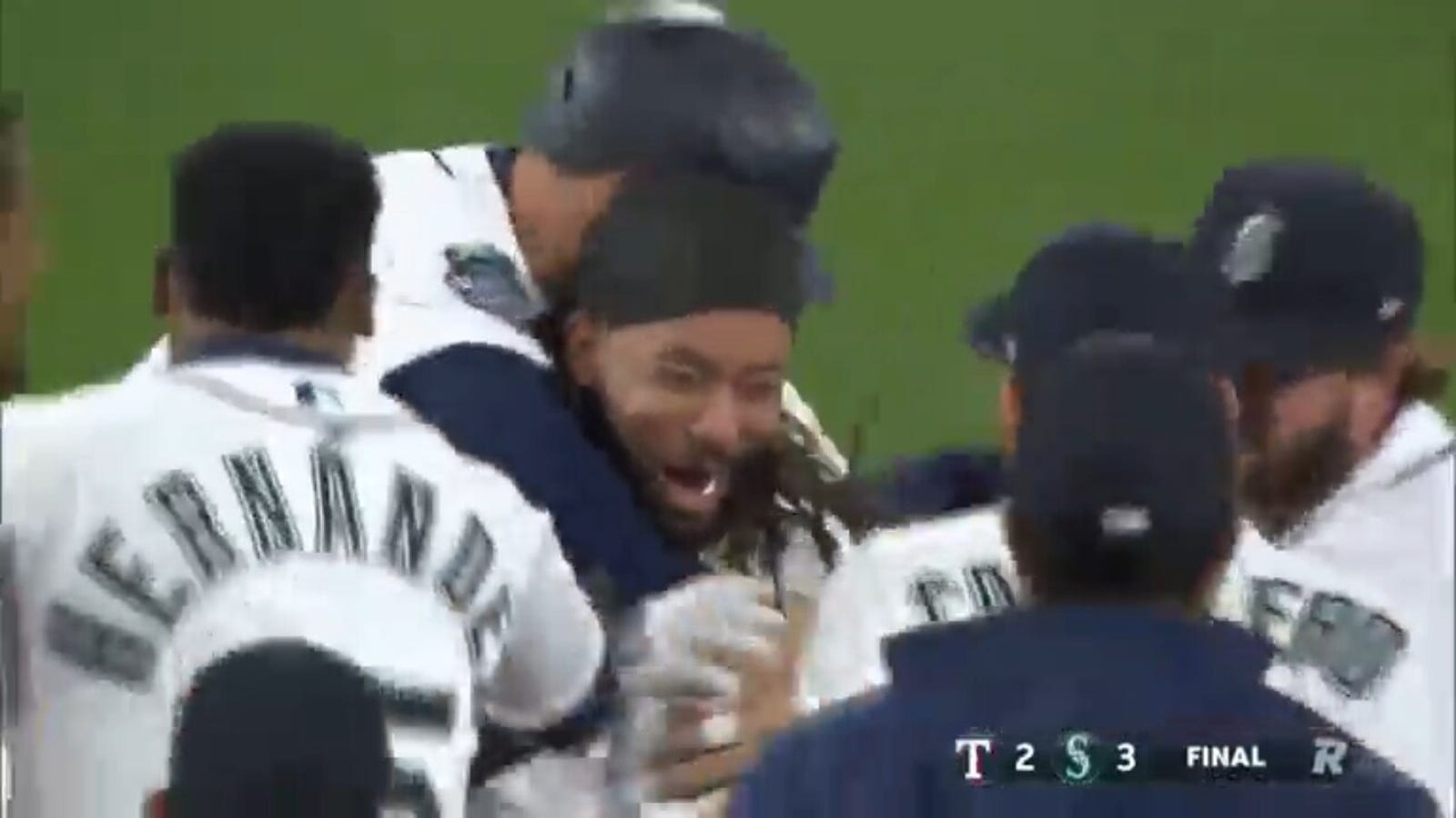 J.P. Crawford hits walk-off single to keep Mariners' postseason hopes alive