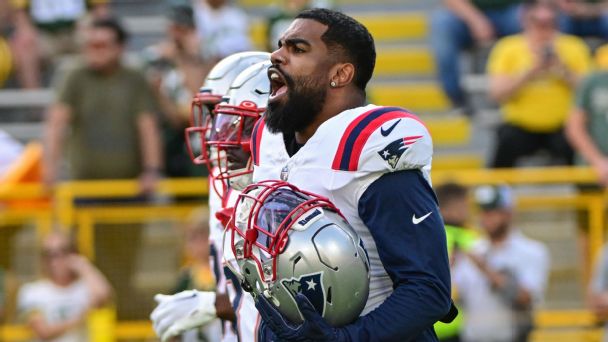 Pats' Ezekiel Elliott pays homage to numbers on reversible chain