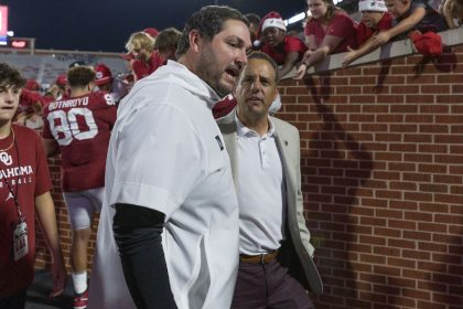 Sooners OC apologizes for Briles being on field