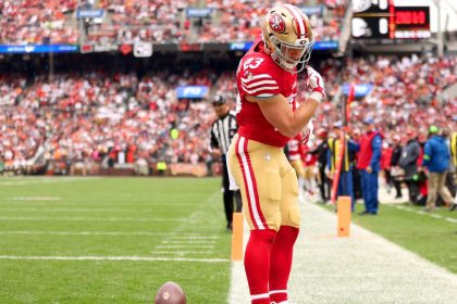 49ers' McCaffrey extends TD streak to 15 on shovel pass from Purdy vs. Browns