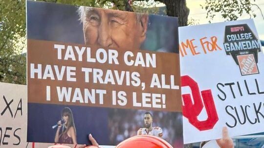 '99 problems but Texas ain't one': Best signs from 'College GameDay'