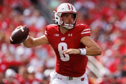 Badgers' Mordecai sidelined with broken hand