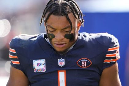 Bears' Fields leaves in 3rd with right hand injury