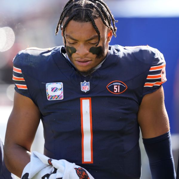 Bears' Fields leaves in 3rd with right hand injury