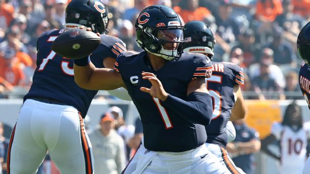 Bears' Justin Fields quickly connects on two TD passes