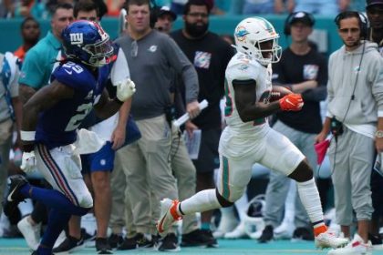 Dolphins' explosive offense breaks record of 'Greatest Show on Turf'
