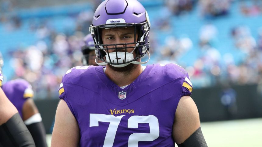 Jags bolster O-line, trade for Vikings' Cleveland